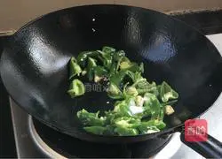 Illustration of the original method of stir-frying eggplant with green pepper 6