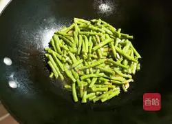 Illustration of how to make garlic soy beans 11