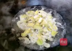 Illustration of how to stir-fry spring bamboo shoots with shepherd's purse 5