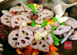 Illustration of how to make lotus pond stir-fry 15