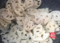 Illustration of how to make sweet and sour lotus root slices 2