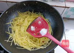 Illustration of how to make spicy and sour potato shreds 9