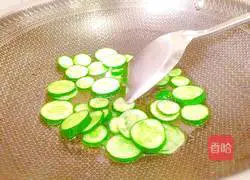 Illustration of how to make green and red flowers 8