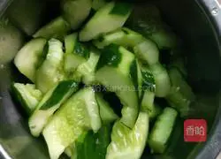 Illustration of how to make cold cucumber 1