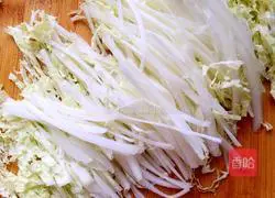 Illustration of how to mix cabbage with vermicelli 5