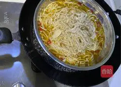 Illustration of how to steam enoki mushrooms with minced garlic 5
