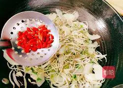 Stir-fry the mung bean sprouts Illustration of how to make cucumber 13