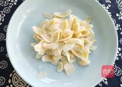 Illustration of how to make celery lily 3