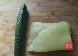 Illustration of how to mix cucumber with vermicelli rind 2