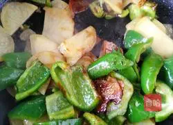 Illustration of how to make green pepper and potato slices 4