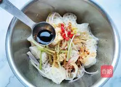 Illustration of how to make cold juice-absorbing lotus root noodles 7