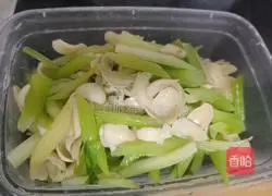 Illustration of how to stir-fry celery and lily 5