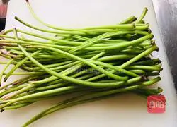 Illustration of how to make stir-fried sweet potato stems 1