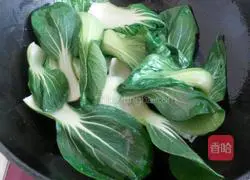 Illustration of how to stir-fry rapeseed with mushrooms 2