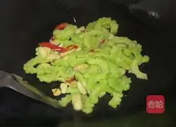 Illustration of how to stir-fry bitter melon 8