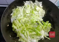 Illustration of how to make hand-shredded cabbage 7