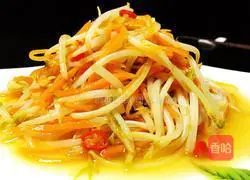 Illustration of how to stir-fry mung bean sprouts with shredded carrots 14