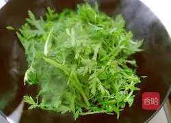 Stir-fried chrysanthemum with minced garlic and shiitake mushrooms Practice illustration 7