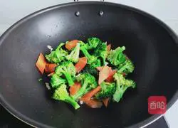 Illustration of how to make fried broccoli with fungus 7