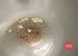 Illustration of how to stir-fry sour bamboo shoots 4