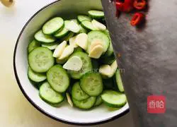 Illustration of how to make garlic slices and milk melon 3