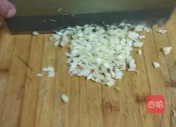 Illustration of how to make stir-fried cucumbers and fungus 2