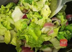 Illustration of how to stir-fry onions and lettuce 7