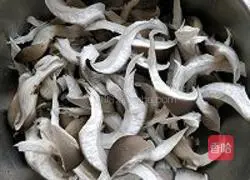 Illustration of how to stir-fry oyster mushrooms with cabbage 2