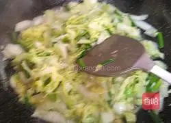 Illustration of how to stir-fry cabbage with chives 5