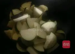 Illustration of how to cook eggplant with potatoes 9