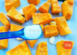 Illustration of how to make garlic roasted pumpkin 6