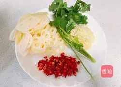 Illustration of how to make cold lotus root slices 1