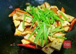 Illustration of how to stir-fry celery and dried celery 8