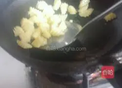 Illustration of how to make wolf tooth potatoes 10