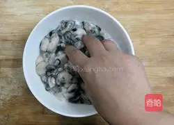 Illustration of how to pour oyster juice 3