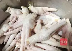 Illustration of how to soak chicken feet with lemon and passion fruit 1