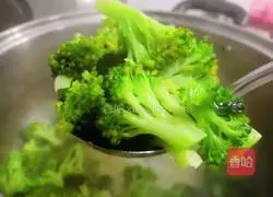 Illustration of how to make cold broccoli 6
