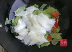Illustration of how to stir-fry lettuce and yam 6