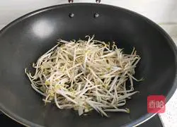 Illustration of how to make stir-fried bean sprouts 4