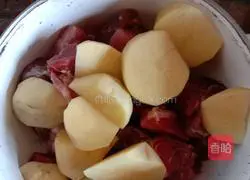 Illustration of how to make potato vermicelli stew 1