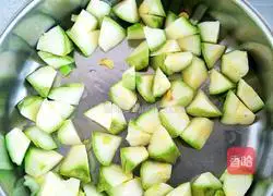 Illustration of how to make zucchini in oyster sauce 4