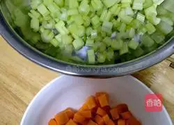 Illustration of how to make cold celery, peanuts and carrots 3
