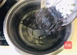 Illustration of how to make spinach with fern root powder 3