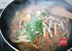 Illustration of how to stir-fry black oyster mushrooms 6