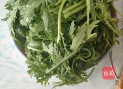 Illustration of how to make stir-fried chrysanthemum with homemade sauce 1