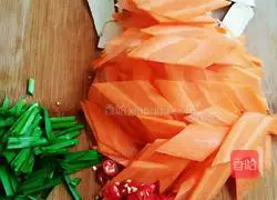 Illustration of how to stir-fry carrots and dry them 2