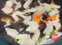 Illustration of how to cook yam and fungus 10