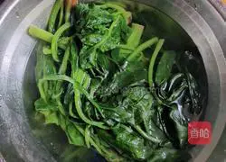 Illustration of how to mix spinach with peanuts 5