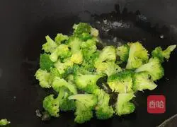 Illustration of how to make broccoli in soup 5
