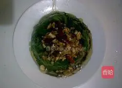 Illustration of how to make spinach mixed with spicy oil 10